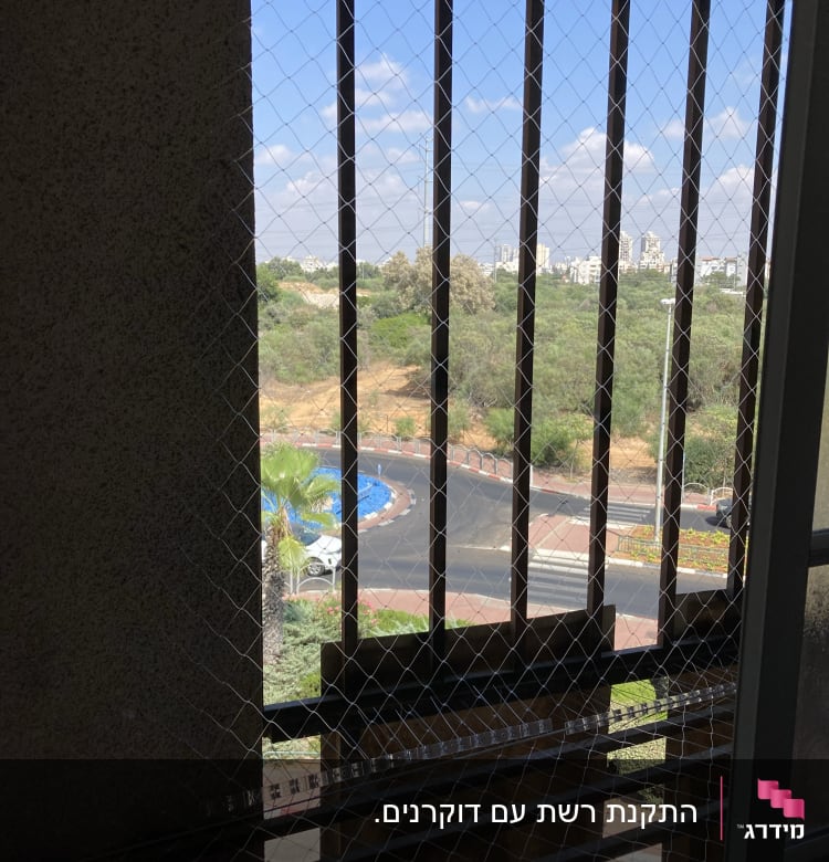 רשת מתוחה על חלון למניעת כניסת יונים